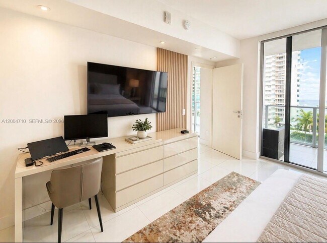 Building Photo - 1300 Brickell Bay Dr