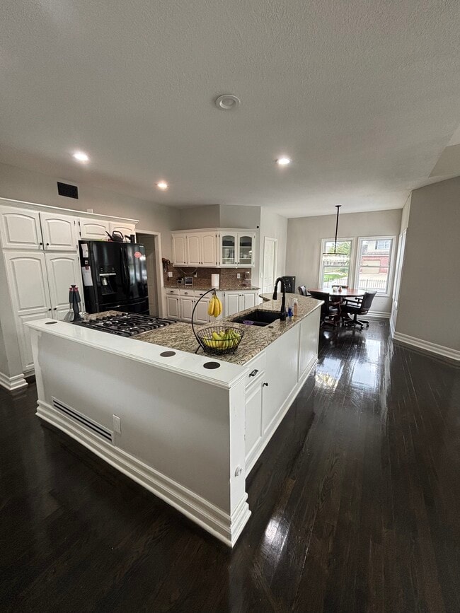 Building Photo - 4320 SW Gull Point Dr