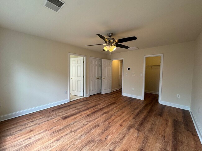 Building Photo - Gorgeous 4 Bed 3 Bath End Unit Brick Townh...