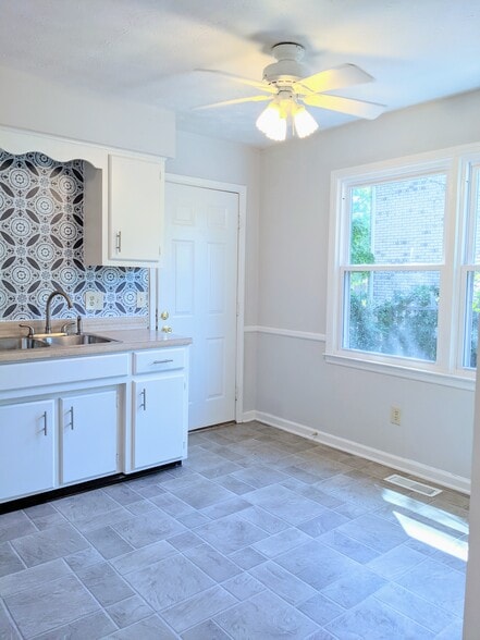 Eat-in Kitchen with large windows overlooking back patio - 3221 Hunters Point Dr