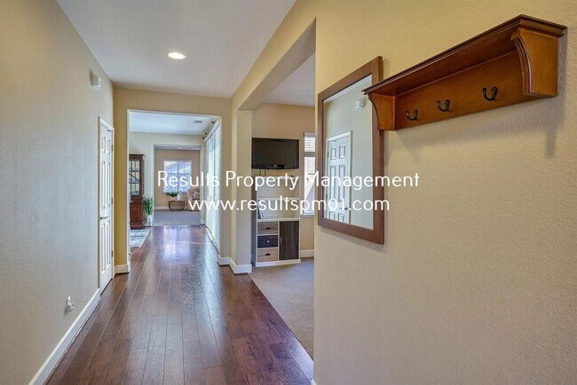 Building Photo - Spacious and upgraded 4 Bed 3 Bath Roseville Home