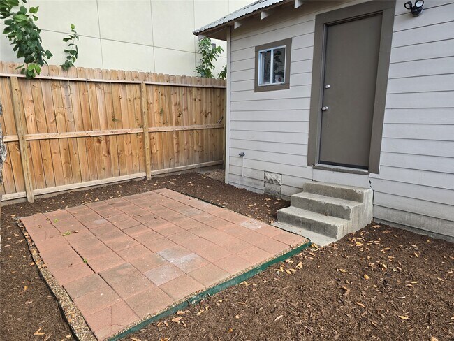 Building Photo - 2812 St Emanuel St