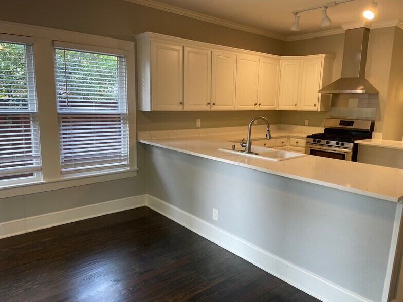 Building Photo - 834 Thomasson Dr