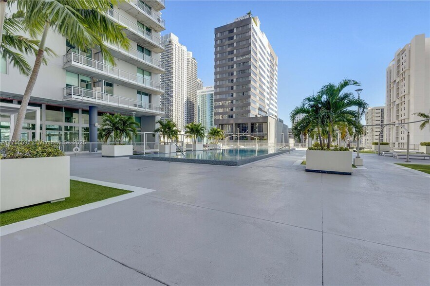 Building Photo - 690 SW 1st Ct