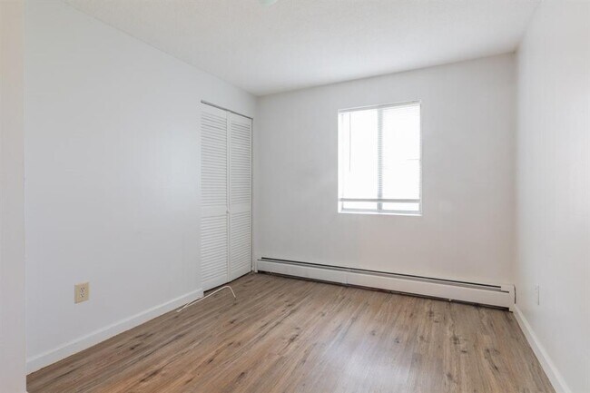 Building Photo - 10 Josephine St