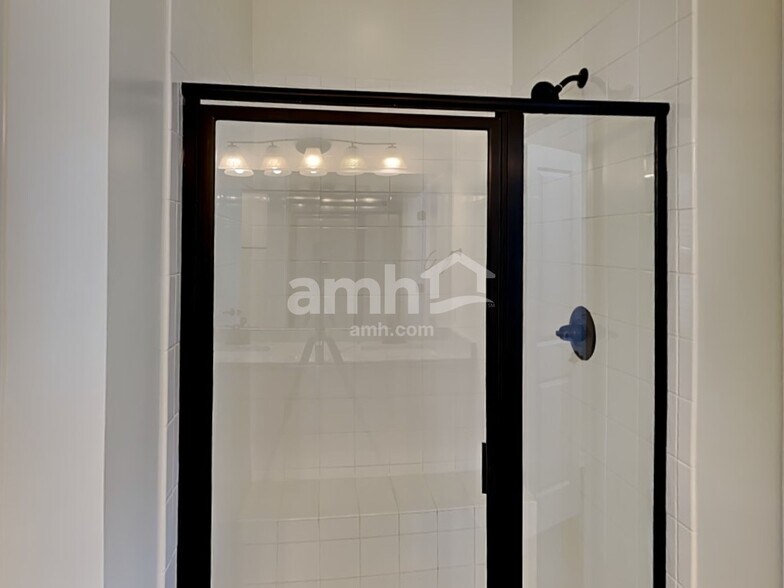 Building Photo - 2215 Ambergate Dr