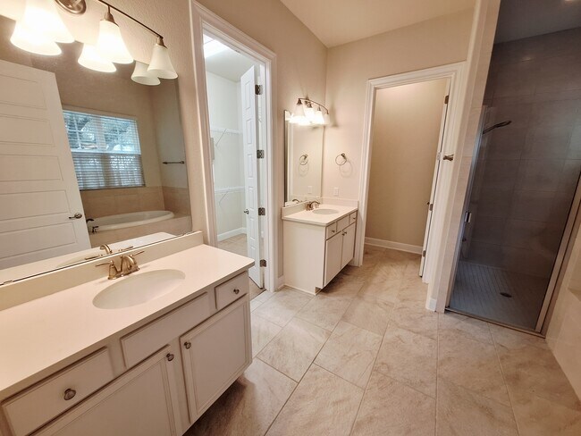 Building Photo - 4562 Katherine Dr