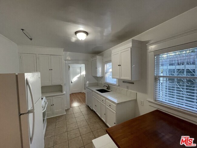 Building Photo - 1155 1/2 N Genesee Ave