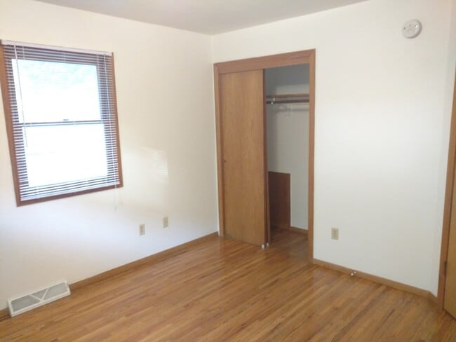 Building Photo - Now leasing for May 2026! Four Bed/Two Bath