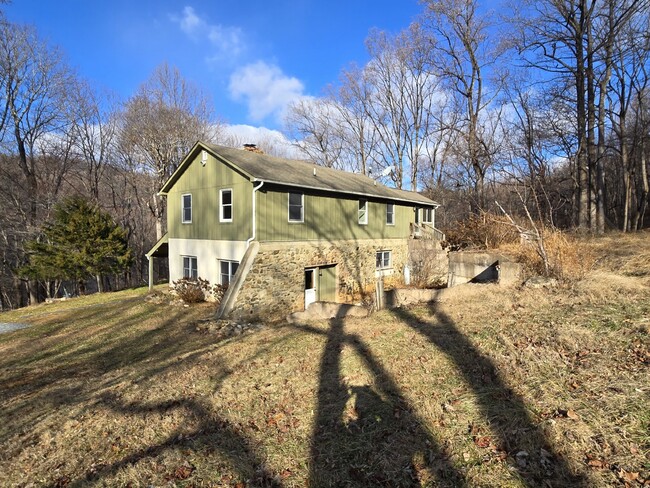 Building Photo - Country Home