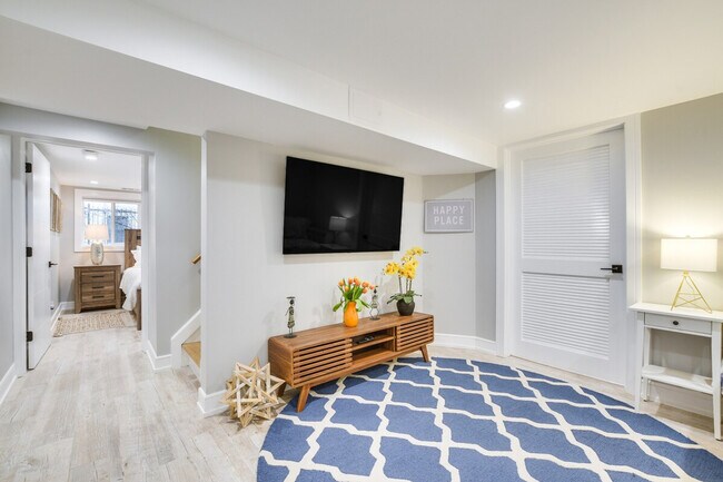 Building Photo - 6242 N Kenmore Ave