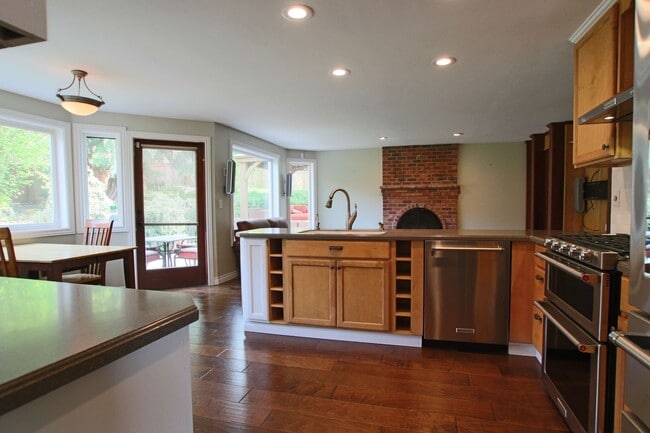 Building Photo - Beautiful 4BR/3BA Home in Steilacoom – Minutes to JBLM