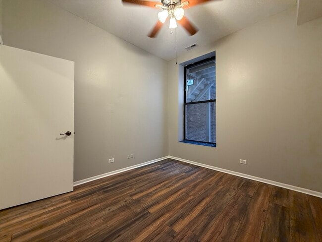 Building Photo - 556 W 37th St