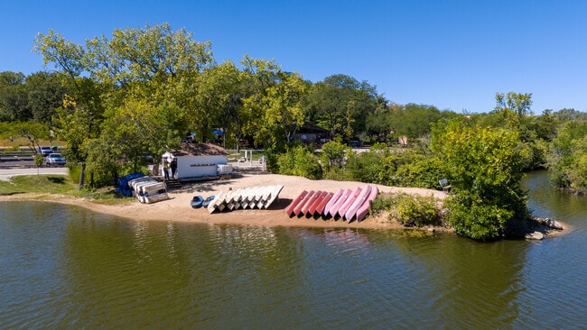 Building Photo - 6000 Oakwood Dr