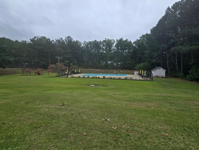 Building Photo - Quiet Neighborhood- Large Lot- Shed- Enclosed Sunroom! Community Pool & Tennis Courts!