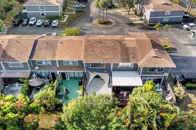 Building Photo - 850 Hill Dr