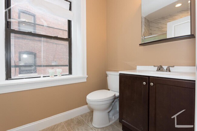 Building Photo - 9/1 Renovated two-level 5BR/2BA near Longw...