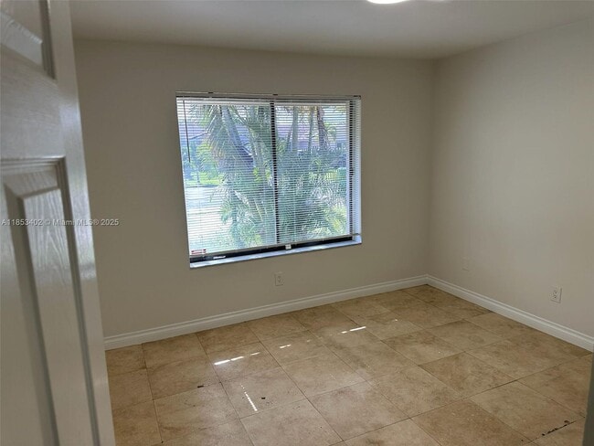 Building Photo - 20605 NE 9th Ct