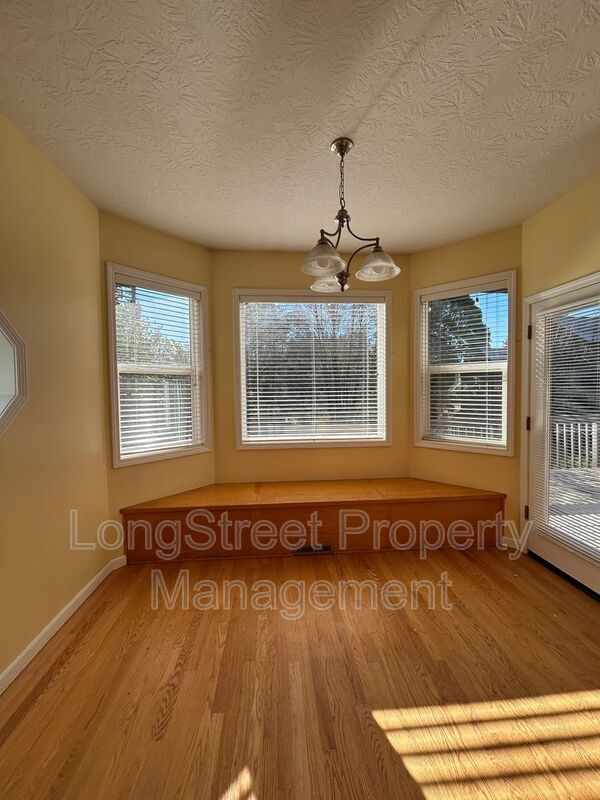 Building Photo - 852 Marilyn Dr