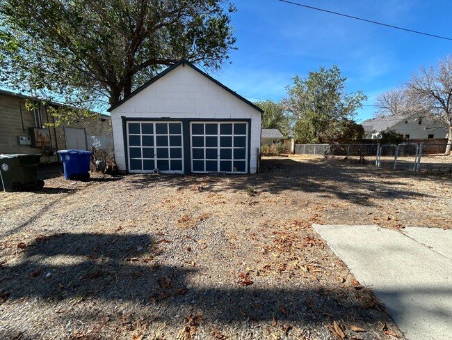 Building Photo - 4 Bedroom 1 Bath House with Detached Garag...