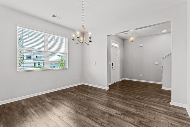 Building Photo - 552 Post Oak Ln