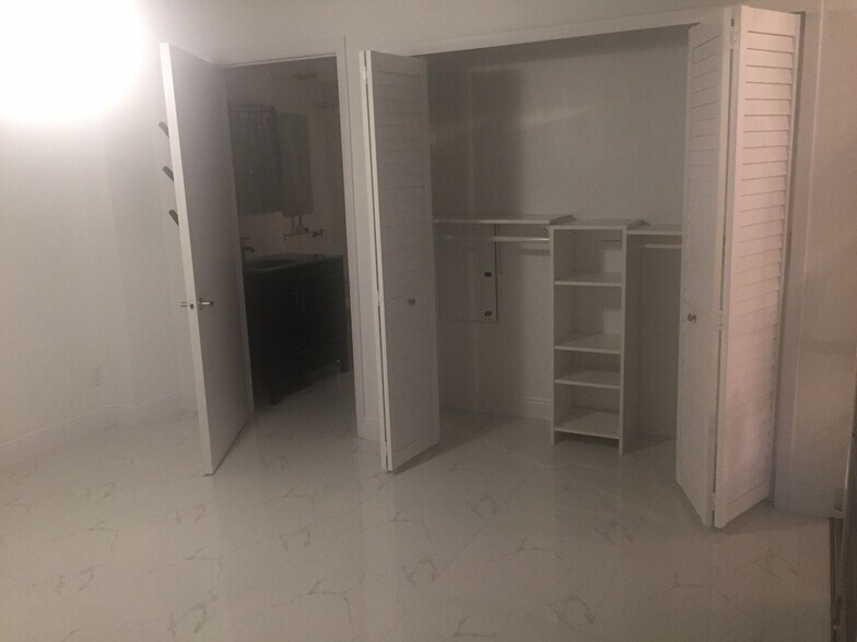 Building Photo - 690 SW 1st Ave