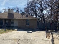 Building Photo - 702 Woodland Ct