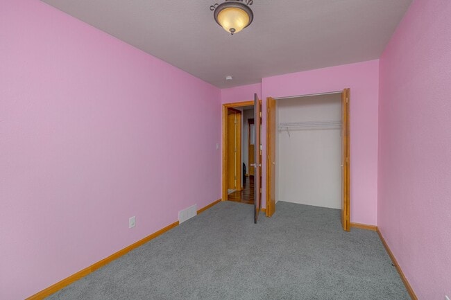Building Photo - Large Single Family Home for Rent!