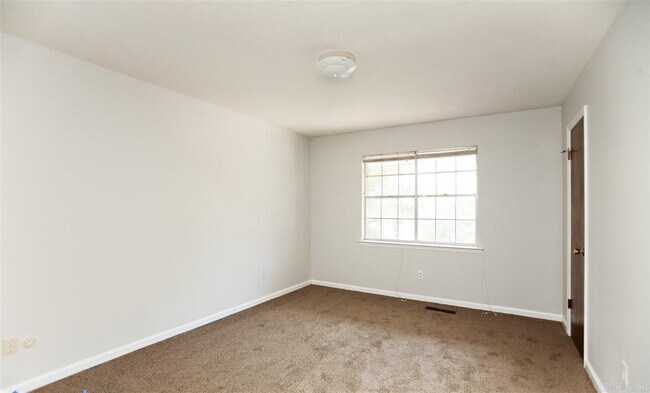 Building Photo - 1713 Sanford Dr