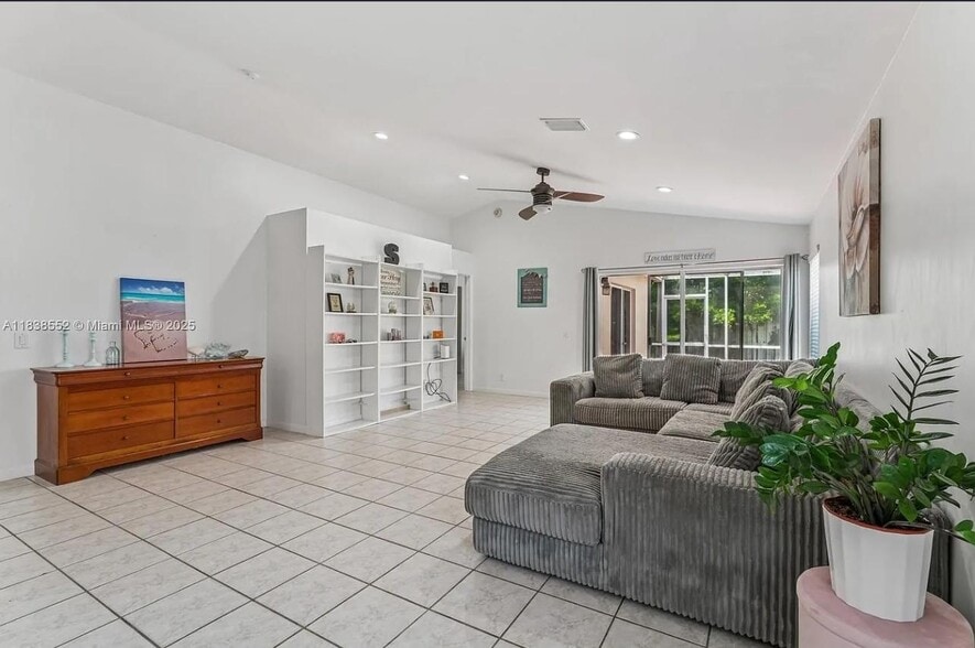 Building Photo - 1368 Presidio Dr