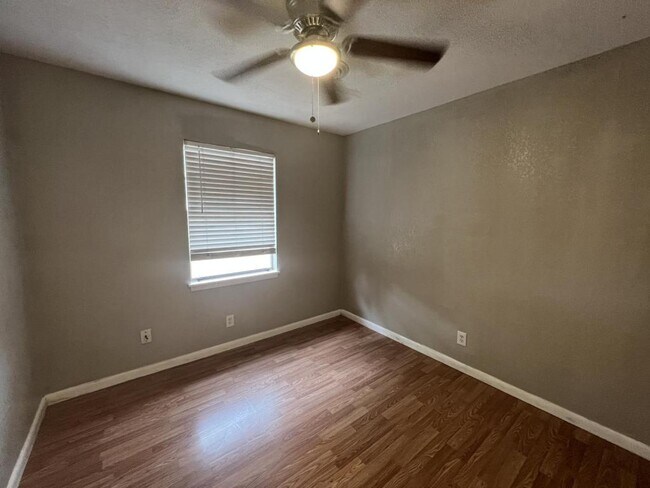 Building Photo - 806 Sandy Ct