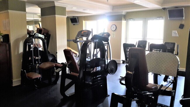 Building Photo - Annual unfurnished luxury 3/2 condo downtown Sarasota overlooking a park!