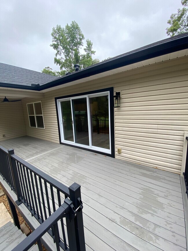 Building Photo - 6 Hendaye Ln