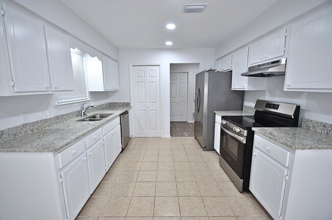Building Photo - Beautifully Renovated 3-Bedroom Home in Fo...