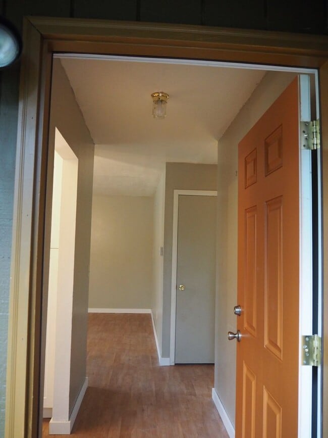Building Photo - Updated, upstairs 2-bdrm/1-bath triplex apt—On-site w/d, off-street parking, near downtown St. Johns