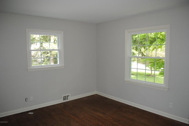 Building Photo - 9836 Longwood Cir