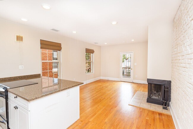 Building Photo - Large Sunny Dupont Two-Bed Condo Rental with Parking!