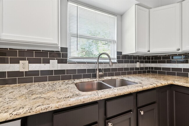 Building Photo - 5635 Belarbor St