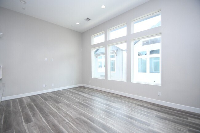 Building Photo - 5904 Gardendale Dr