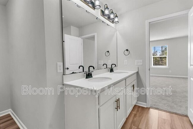 Building Photo - 247 Lucca Dr