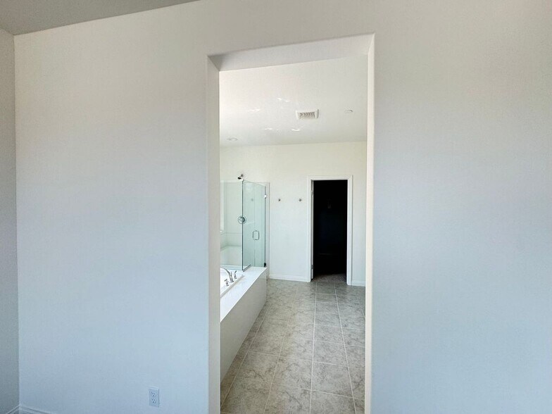 Building Photo - 12783 Mendocino Ridge Dr