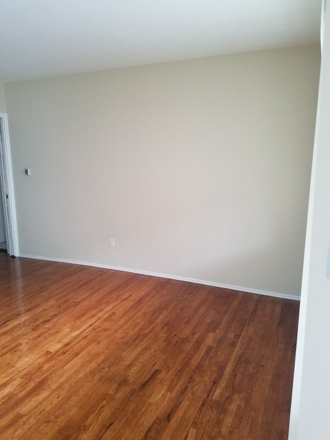 Building Photo - 13838 Burbank Blvd