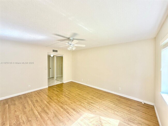 Building Photo - 227 Lakeview Dr
