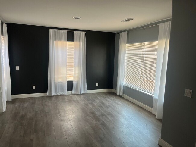 Building Photo - POOL HOME 3 BEDROOMS 3 BATHS