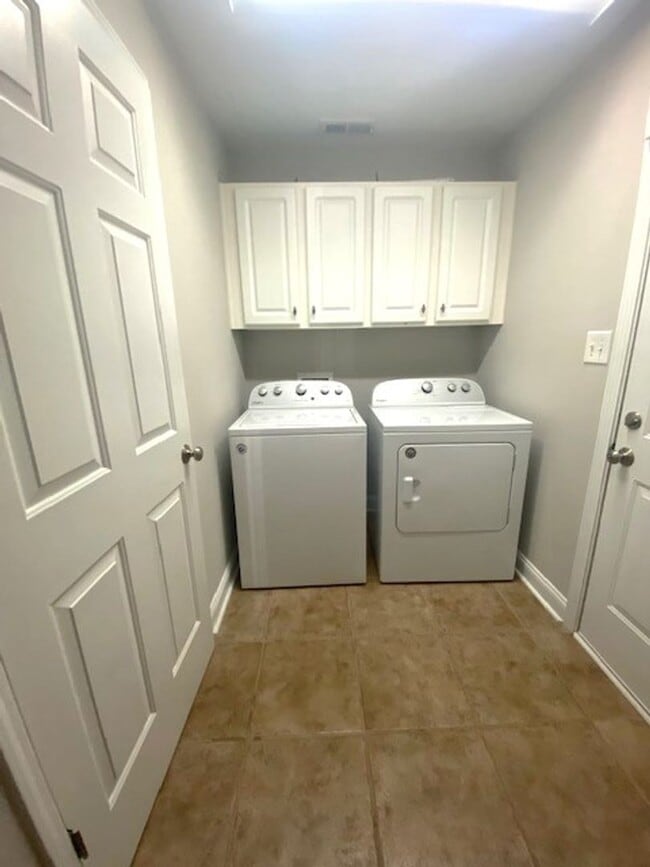 Building Photo - 4 Bedroom! Private Pool!