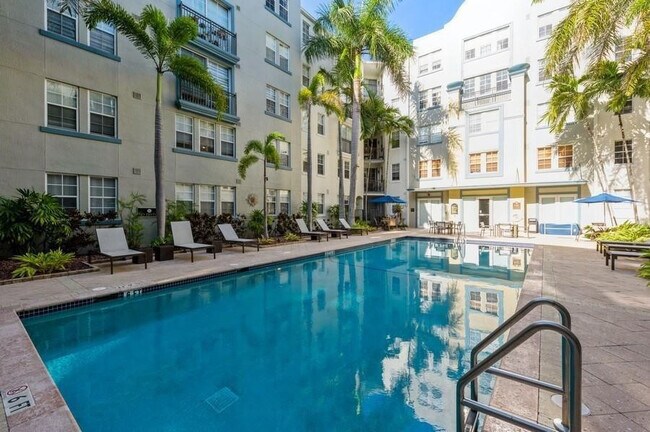 Building Photo - 533 NE 3rd Ave