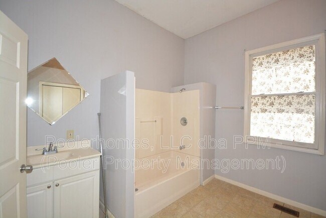 Building Photo - 536 E Waldburg St