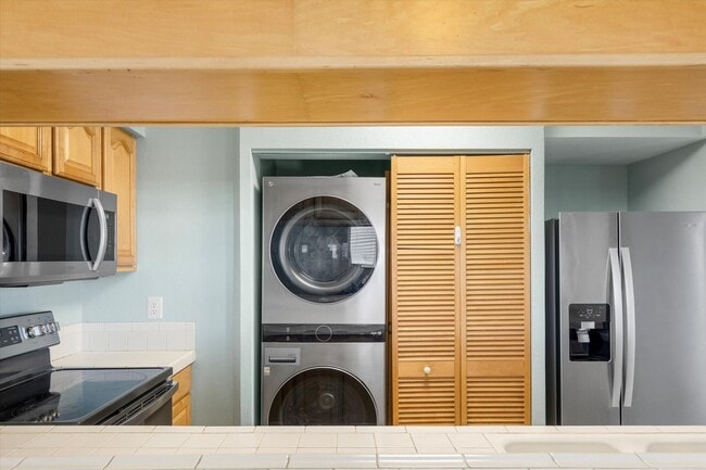 Building Photo - 3 Bedroom, 2 Bathroom Unfurnished Condo for a 1 year lease!