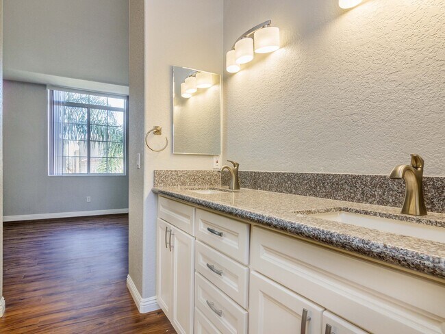 Building Photo - TOTALLY REMODELED, BLOCKS TO THE BEACH!