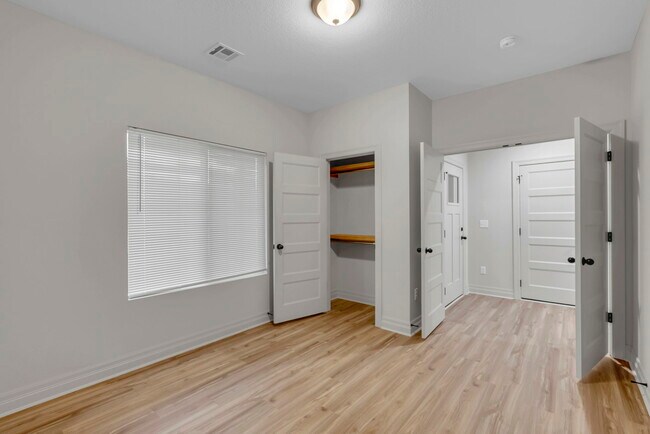 Building Photo - 1923 Sutton Ct